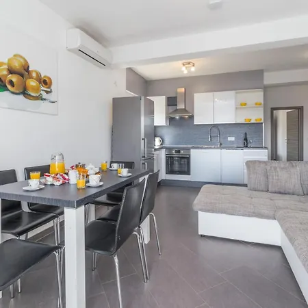 Гостевой дом & With Common Pool Valbandon