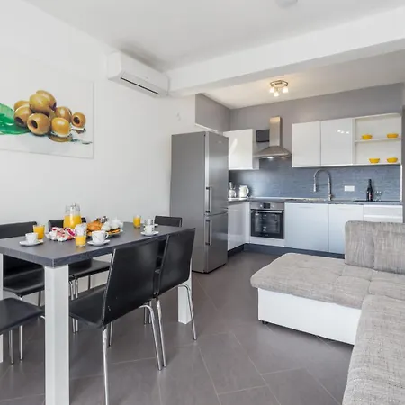 Гостевой дом & With Common Pool Valbandon