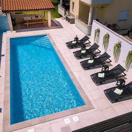 Gostinjska kuća & With Common Pool Valbandon