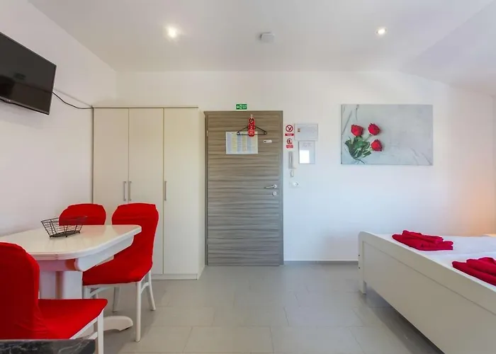 & With Common Pool Gostinjska kuća