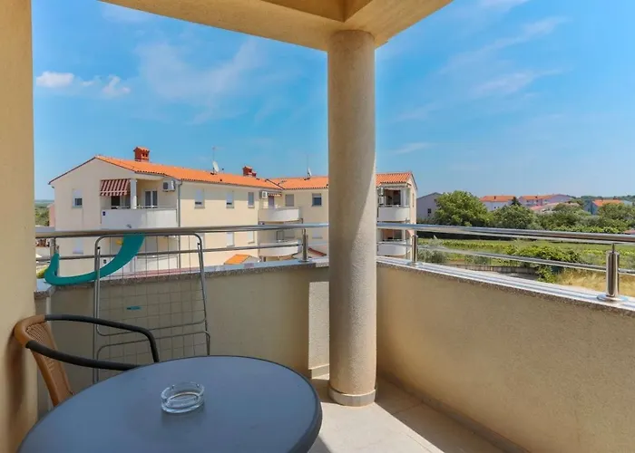 Gostinjska kuća & With Common Pool Valbandon