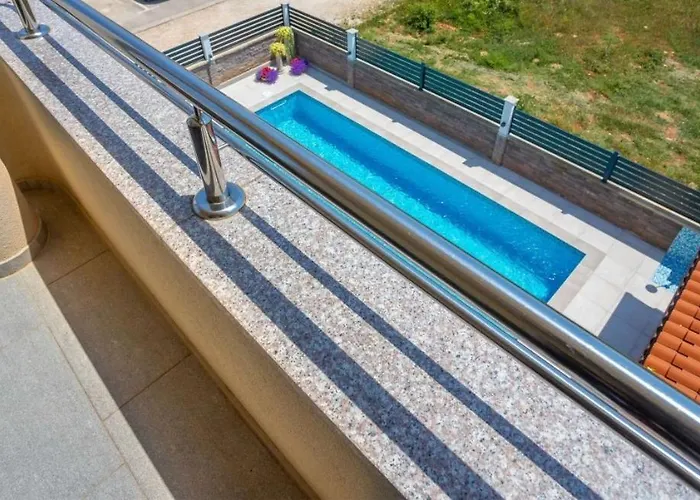 Gostinjska kuća & With Common Pool 4*