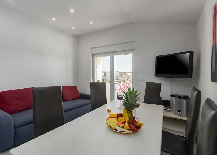 Gostinjska kuća & With Common Pool Valbandon