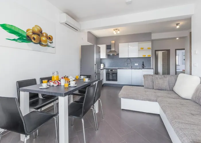 Gostinjska kuća & With Common Pool Valbandon