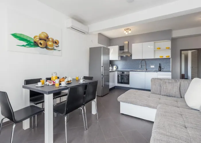 Gostinjska kuća & With Common Pool Valbandon