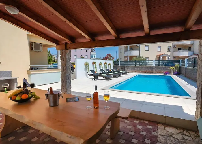 & With Common Pool Gostinjska kuća Valbandon