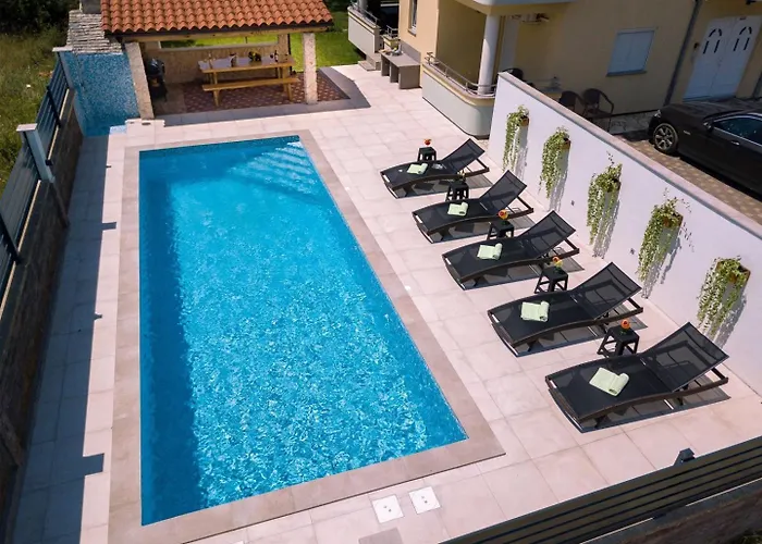 Gostinjska kuća & With Common Pool Valbandon