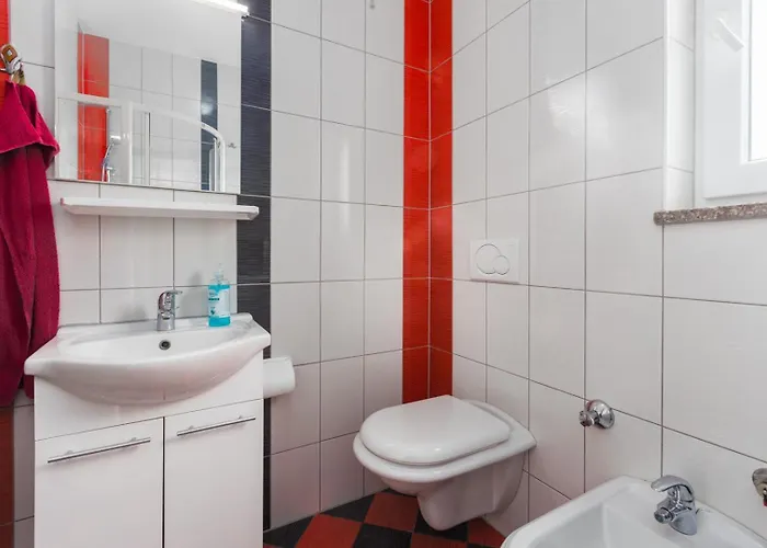 Gostinjska kuća & With Common Pool Valbandon