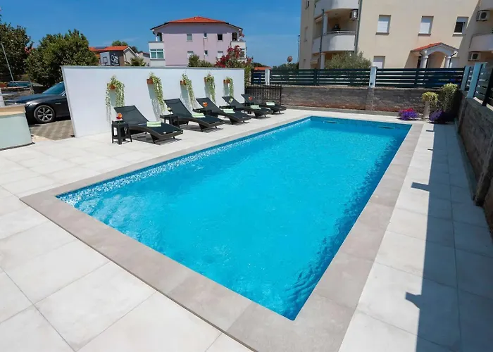 Gostinjska kuća & With Common Pool Valbandon