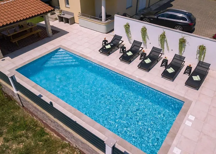 & With Common Pool Gostinjska kuća Valbandon