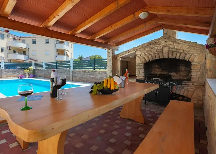 Gostinjska kuća & With Common Pool 4*