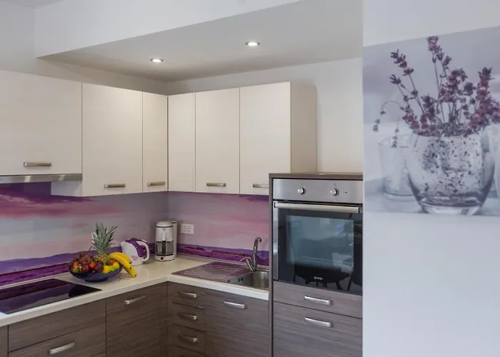 Gostinjska kuća & With Common Pool Valbandon