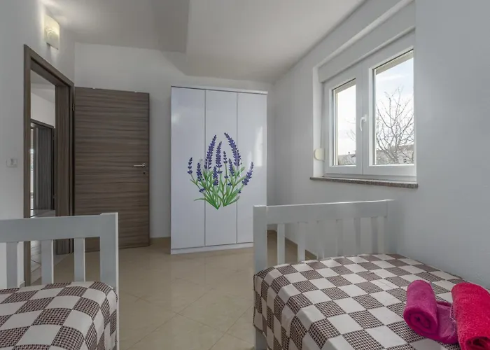 Gostinjska kuća & With Common Pool 4*