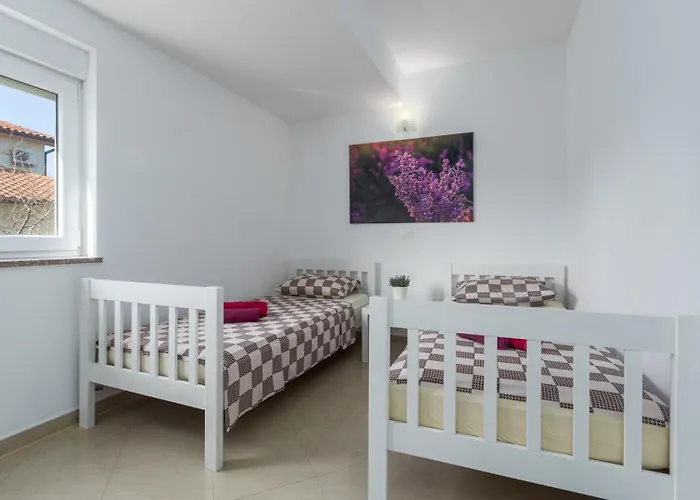 Gostinjska kuća & With Common Pool 4*