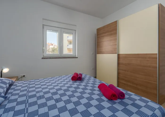 Gostinjska kuća & With Common Pool Valbandon