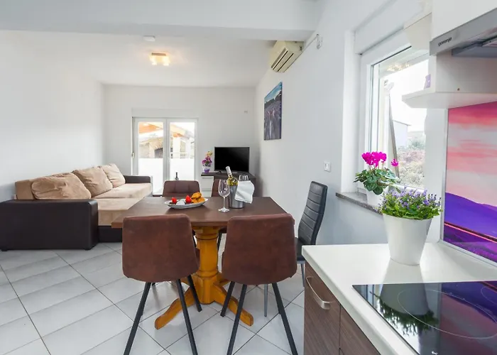 Gostinjska kuća & With Common Pool Valbandon